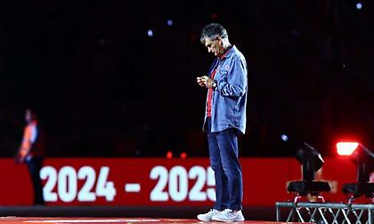 Το κοίταζε και ήταν… το πιο γλυκό: Ο Μεντιλίμπαρ έμεινε να θαυμάζει το μετάλλιό του και είχε λόγο!