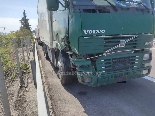 Νταλίκα πήρε «παραμάζωμα» ταξί στην Αθηνών – Λαμίας