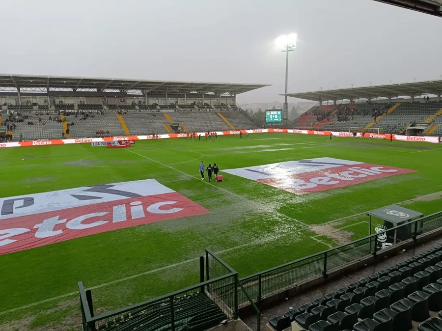 Ρίο Άβε-Εστρέλα: Λίμνη το γήπεδο, αναβλήθηκε το ματς