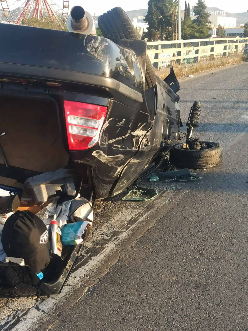 Ντελαπάρισε αυτοκίνητο στον Κηφισό – Δείτε φωτογραφίες