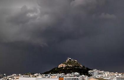 Καιρός: Μπουρίνι στα δυτικά και την Κρήτη – Καλοκαιρινές θερμοκρασίες και αφρικανική σκόνη στα νότια