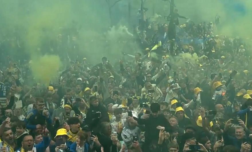 Λιντς: Χαλασμός από 150.000 οπαδούς για το πρωτάθλημα της αρμάδας του Φάρκε!