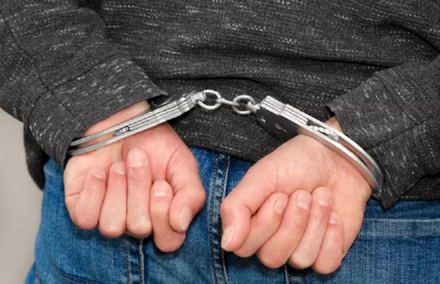 Χανιά: Πήγε στο αστυνομικό μέγαρο με ναρκωτικά και τον συνέλαβαν!