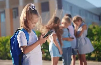 Η Ιταλία θα ζητήσει να απαγορευθούν τα κινητά σε όλα τα σχολεία της ΕΕ