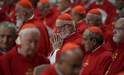 Σε ρυθμούς Κονκλάβιου το Βατικανό: Οι όρκοι μυστικότητας, η απομόνωση των καρδινάλιων και η αναμονή για τον λευκό καπνό