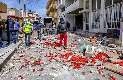 Πανικός στο Ηράκλειο Κρήτης: Μπαλκόνι έπεσε πάνω σε πάγκους λαϊκής αγοράς!