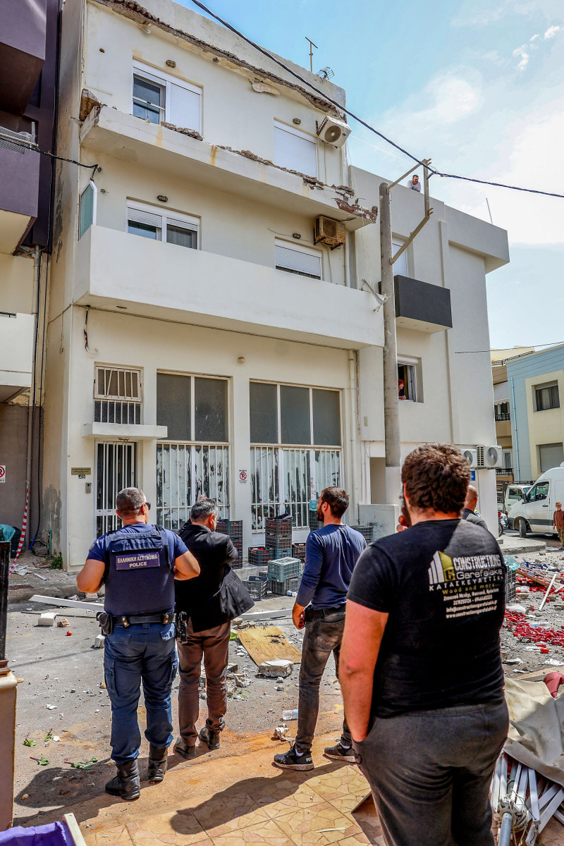 Ηράκλειο Κρήτης: Μπαλκόνι έπεσε πάνω σε πάγκους λαϊκής αγοράς!