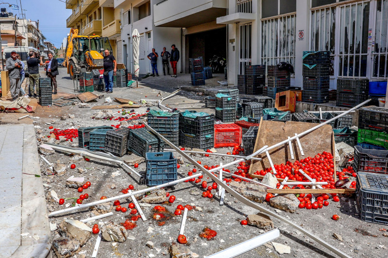 Ηράκλειο Κρήτης: Μπαλκόνι έπεσε πάνω σε πάγκους λαϊκής αγοράς!