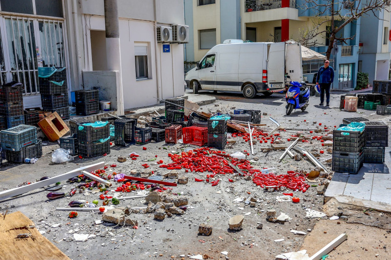 Ηράκλειο Κρήτης: Μπαλκόνι έπεσε πάνω σε πάγκους λαϊκής αγοράς!