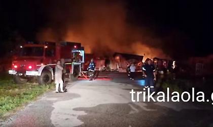 Μεγάλη πυρκαγιά σε εργοστάσιο ξυλείας στα Τρίκαλα