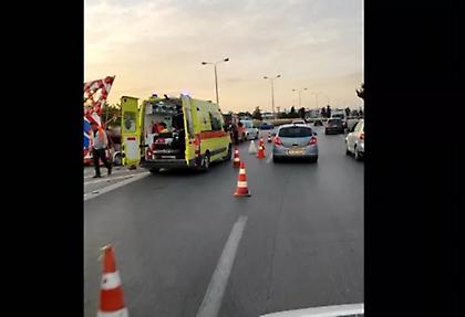 Θεσσαλονίκη: Αυτοκίνητο έπεσε σε φορτηγό που έβαζε πινακίδες - Τραυματίστηκε εργάτης