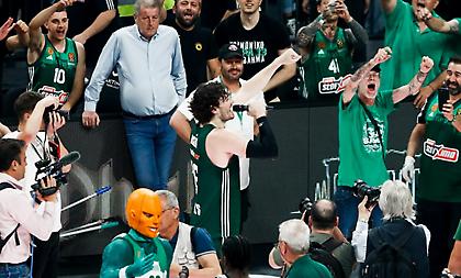 Απίστευτη αποθέωση σε Όσμαν στο ΟΑΚΑ – Πήρε το μικρόφωνο και τραγουδούσε!