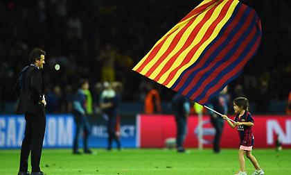 Συγκινεί ο Λουίς Ενρίκε: «Μακάρι να είχα τη μικρή μου πάλι στο χορτάρι, με τη σημαία…»