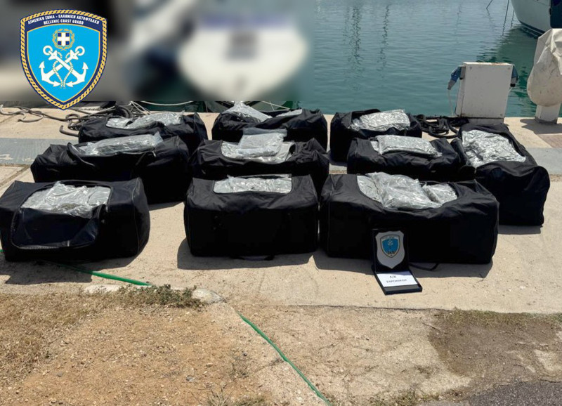 Γλυφάδα: Σχεδόν 200 κιλά κάνναβης βρέθηκαν σε ταχύπλοο στην παραλία