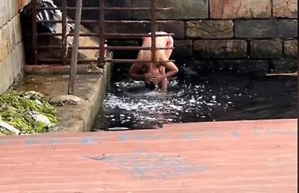 Θεσσαλονίκη: Νεαρή έβαλε το μαγιό της και πήγε για... λούσιμο στον Θερμαϊκό