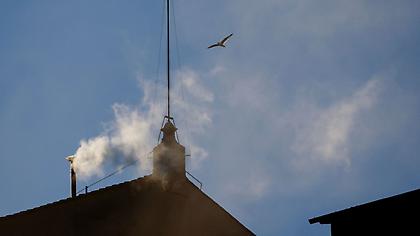 Λευκός καπνός στην Καπέλα Σιστίνα - Εξελέγη νέος πάπας