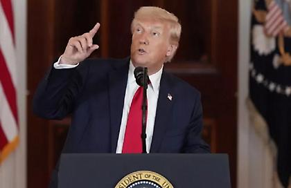 Η αντίδραση του Τραμπ για τον λευκό καπνό: «Είδα τον καπνό, αλλά δεν είδα τον Πάπα»