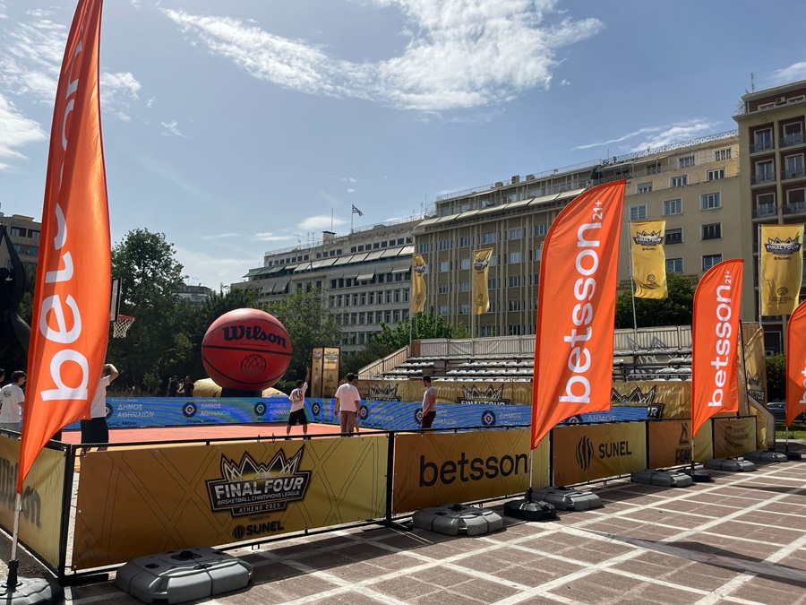 Το τρόπαιο του BCL στην fan zone στην Πλατεία Κλαυθμώνος