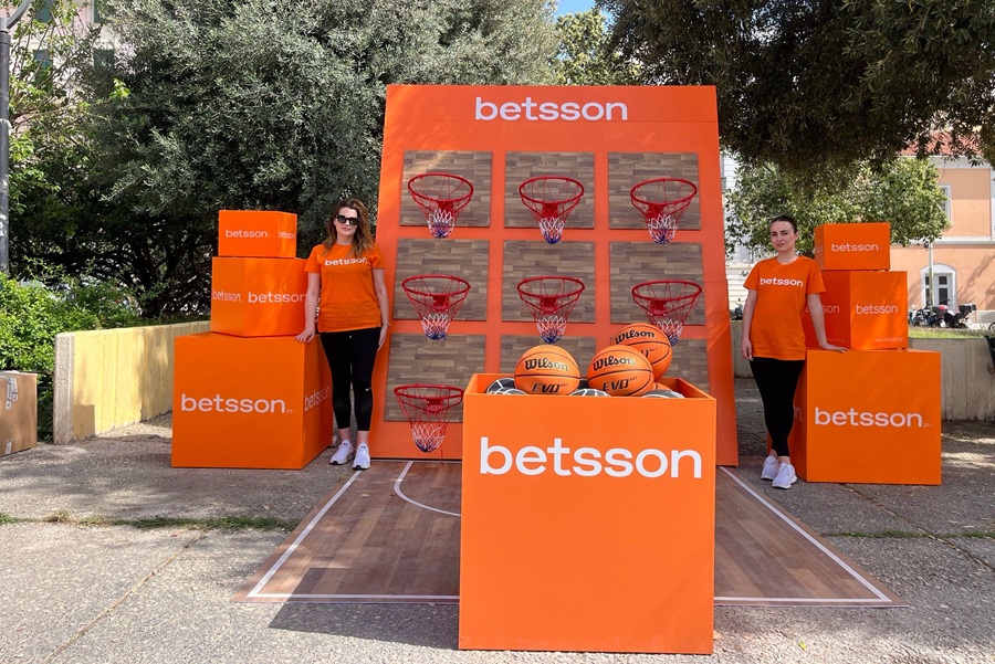 Το τρόπαιο του BCL στην fan zone στην Πλατεία Κλαυθμώνος