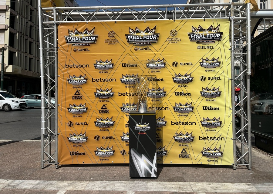 Το τρόπαιο του BCL στην fan zone στην Πλατεία Κλαυθμώνος