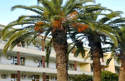 Σε κρίσιμη κατάσταση τουρίστας στην Κρήτη που τον καταπλάκωσε μπαλκόνι την ώρα που περπατούσε