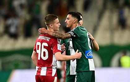 Όμορφες εικόνες στο ΟΑΚΑ: Χειροκροτήθηκε ο Μουζακίτης και έδωσε τη φανέλα του σε οπαδό του Παναθηναϊκού!