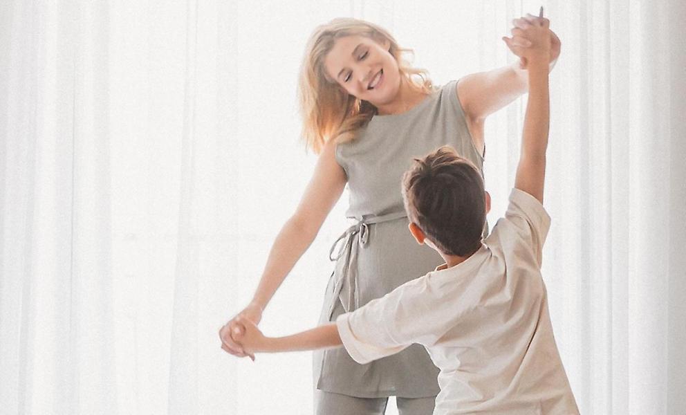 Τζένη Θεωνά: Μαζί με τον γιο της, μας δείχνει τη φουσκωμένη της κοιλίτσα και γίνεται Μαμά στα..φανερά!