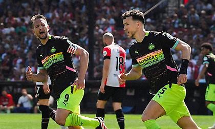 Πήρε νίκη με επική ανατροπή στο ντέρμπι με τη Φέγενορντ και παρέμεινε ζωντανή στη μάχη του τίτλου η Αϊντχόφεν