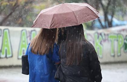 Καιρός: Πτώση θερμοκρασίας, βροχές και καταιγίδες από την Κυριακή – Πόσο θα διαρκέσει το «μίνι» φθινόπωρο