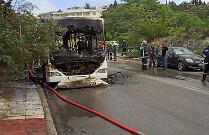 Κάηκε ολοσχερώς αστικό λεωφορείο στο Πανόραμα Θεσσαλονίκης!