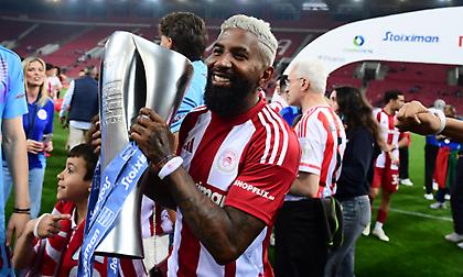 Έκανε τατουάζ την κούπα του φετινού πρωταθλήματος ο Ροντινέι!