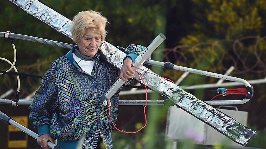 Η 86χρονη Κεφαλονίτισσα που σπάει ρεκόρ στο σέρφινγκ