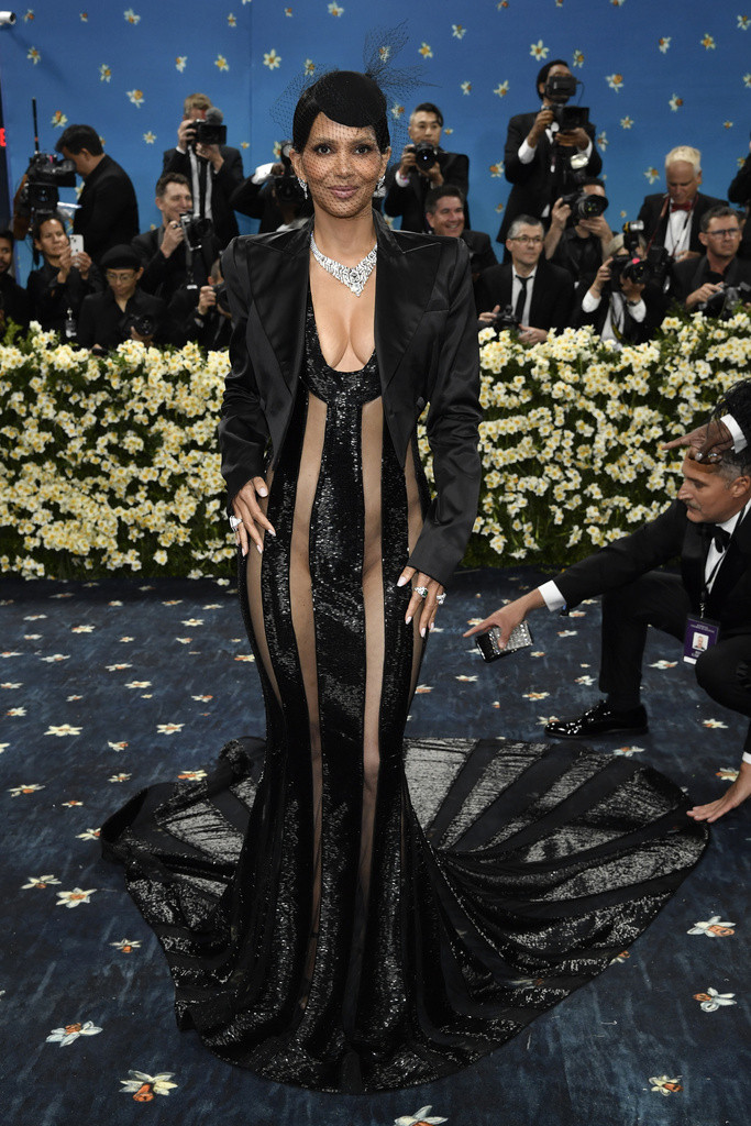 Halle Berry: Ποζάρει γυμνή στο κρεβάτι με τον φίλο της και διαφημίζει προϊόν από sex shop