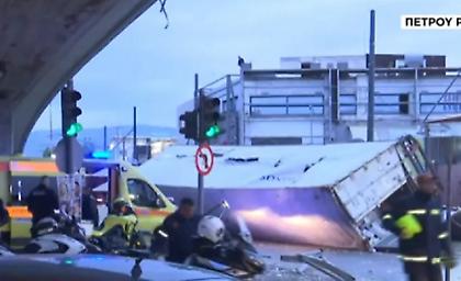 Σοκαριστικό τροχαίο: Φορτηγό έπεσε από τη γέφυρα στην Πέτρου Ράλλη στη Θηβών - Τραυματίας ο οδηγός