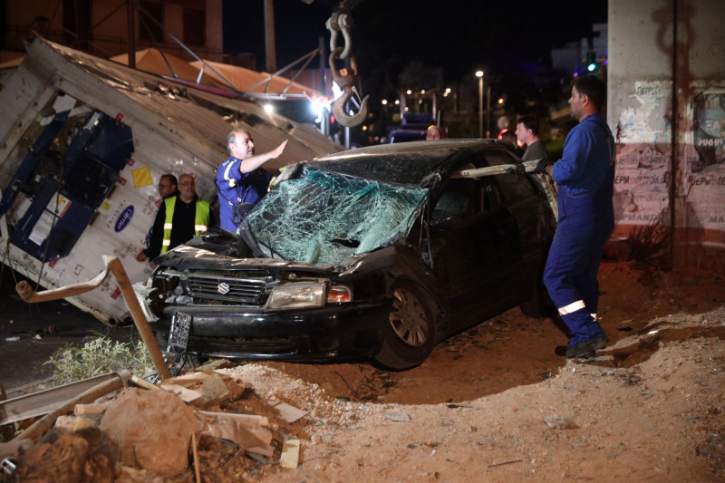 Πώς έγινε το ατύχημα με το φορτηγό που έπεσε από τη γέφυρα της Πέτρου Ράλλη