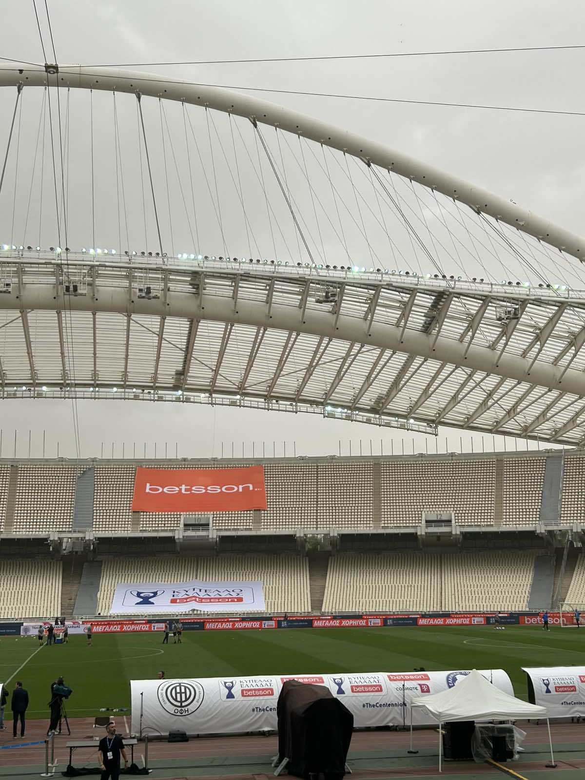 ΟΑΚΑ: Οι ζώνες ασφαλείας, τα κιγκλιδώματα απ' έξω και… η σκόνη!