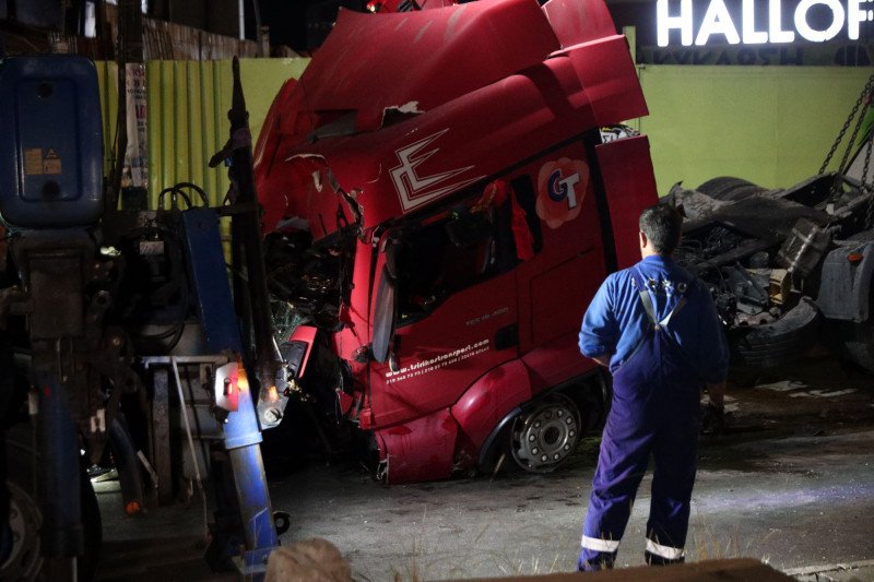 Πώς έγινε το ατύχημα με το φορτηγό που έπεσε από τη γέφυρα της Πέτρου Ράλλη