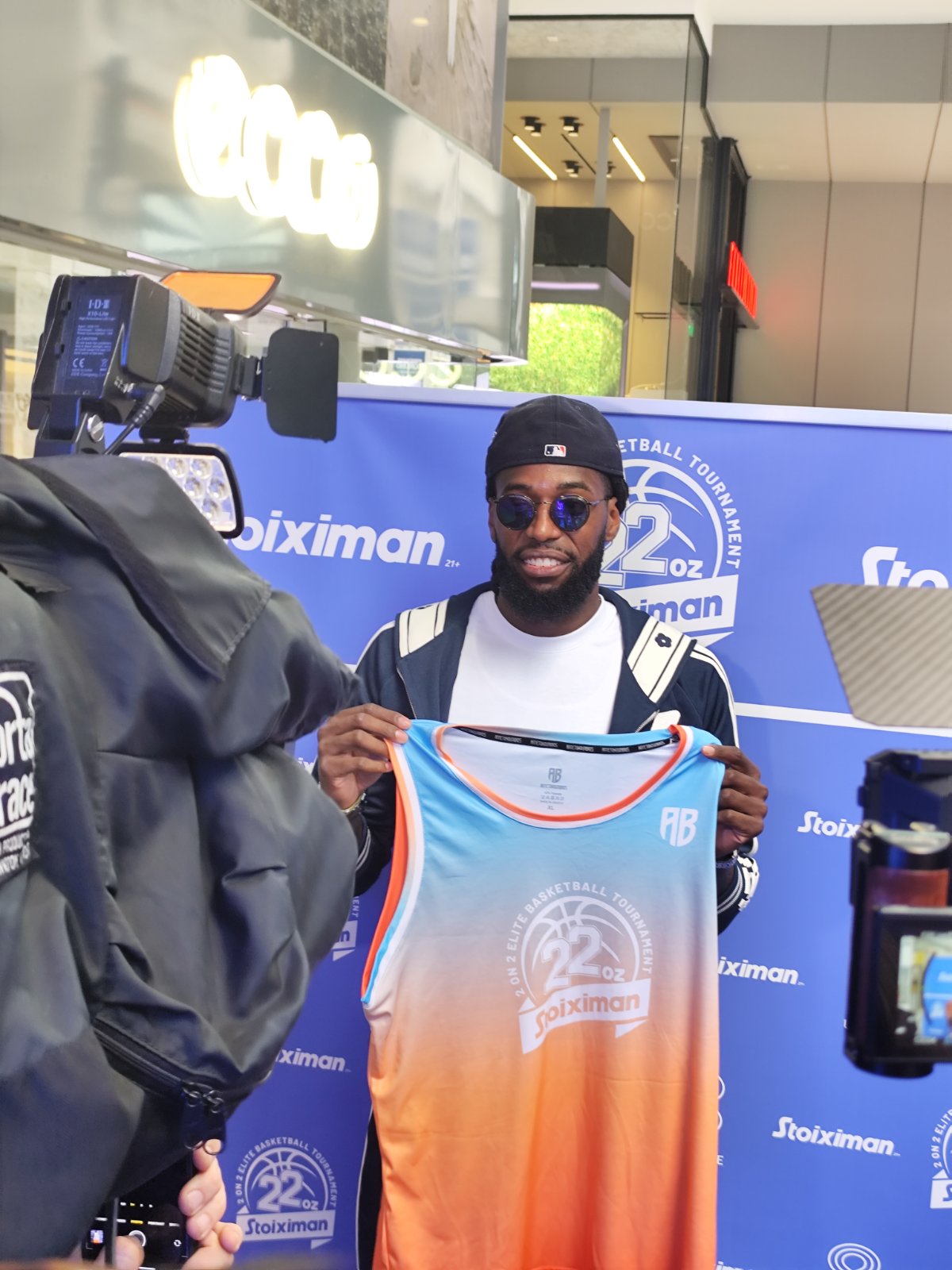 Λεσόρ: Πόζαρε με τις φανέλες του τουρνουά των Antetokounbros