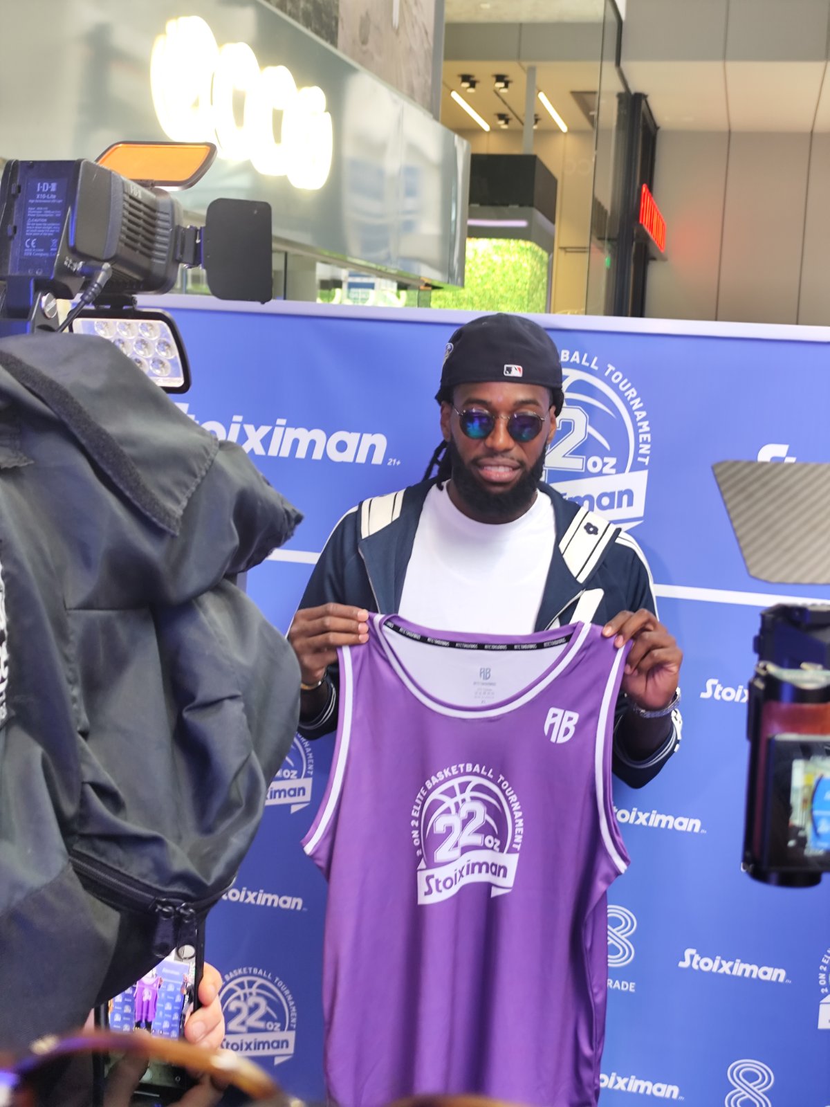 Λεσόρ: Πόζαρε με τις φανέλες του τουρνουά των Antetokounbros