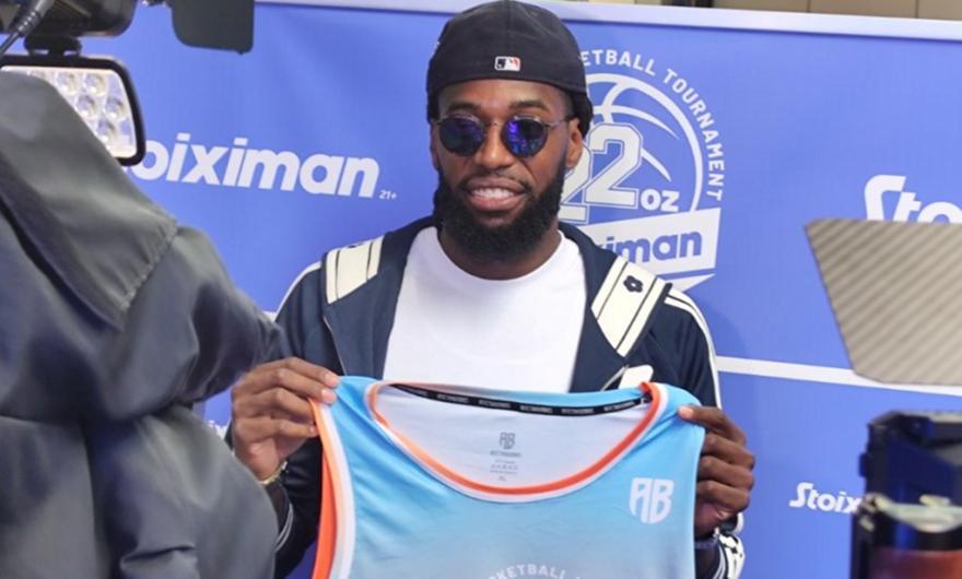 Λεσόρ: Πόζαρε με τις φανέλες του τουρνουά των Antetokounbros