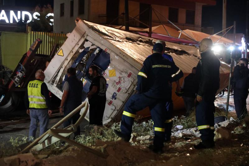 Πώς έγινε το ατύχημα με το φορτηγό που έπεσε από τη γέφυρα της Πέτρου Ράλλη