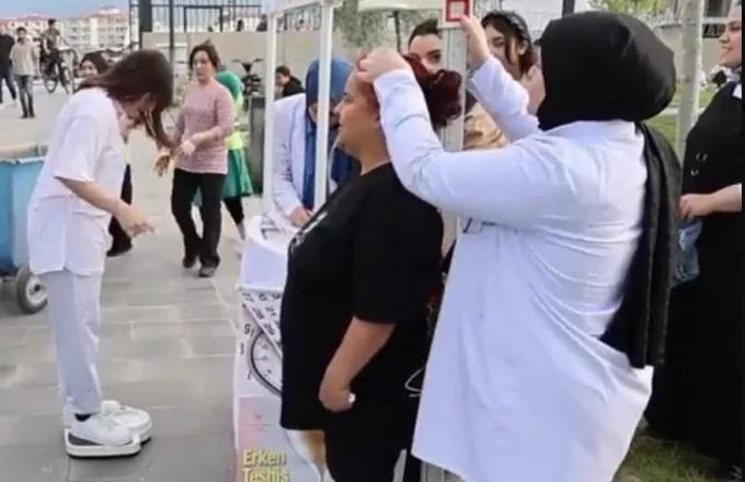 Τουρκία: Οι Τούρκοι έβγαλαν τις ζυγαριές στους δρόμους: Μετράνε δημοσίως τους υπέρβαρους