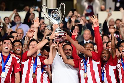 Σήκωσε το Κύπελλο στον ουρανό του ΟΑΚΑ και σφράγισε το θρυλικό νταμπλ ο Ολυμπιακός