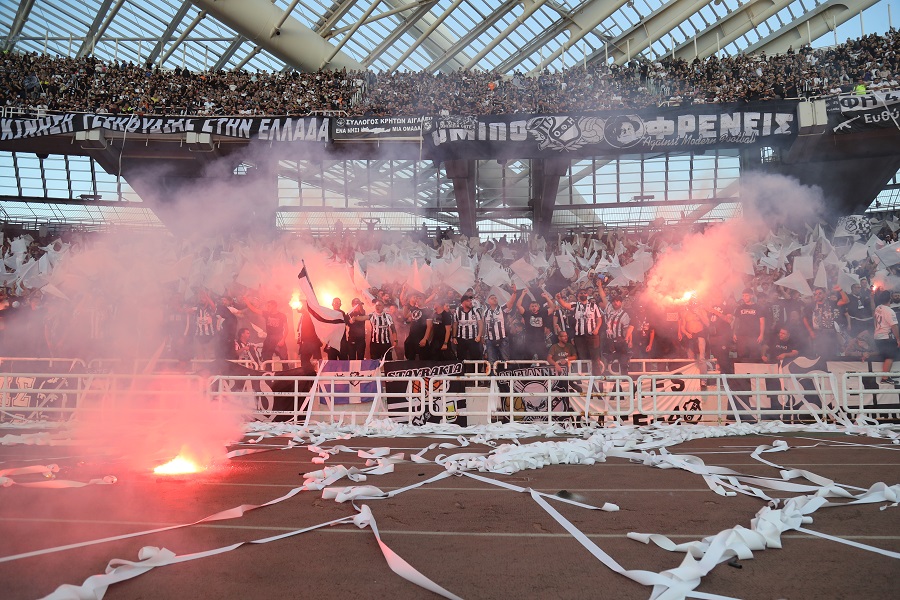ΟΦΗ-Ολυμπιακός: Τρομερή ατμόσφαιρα στο ΟΑΚΑ από τους οπαδούς των δύο ομάδων