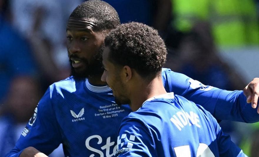 Δάκρυα αποχαιρετισμού και χαμόγελα για τη νίκη της Έβερτον στην τελευταία ανάμνηση όλων από το «Γκούντισον Παρκ»!