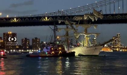 Νέα Υόρκη: Πλοίο του μεξικανικού Πολεμικού Ναυτικού συνετρίβη στη Γέφυρα του Μπρούκλιν