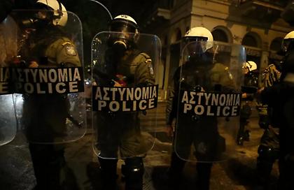 Επίθεση από αγνώστους σε αστυνομικούς έξω από τη Νομική - Μολότοφ στα Εξάρχεια