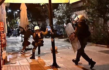 Νύχτα επεισοδίων στα Εξάρχεια: Επτά συλλήψεις και τρεις αστυνομικοί τραυματίες