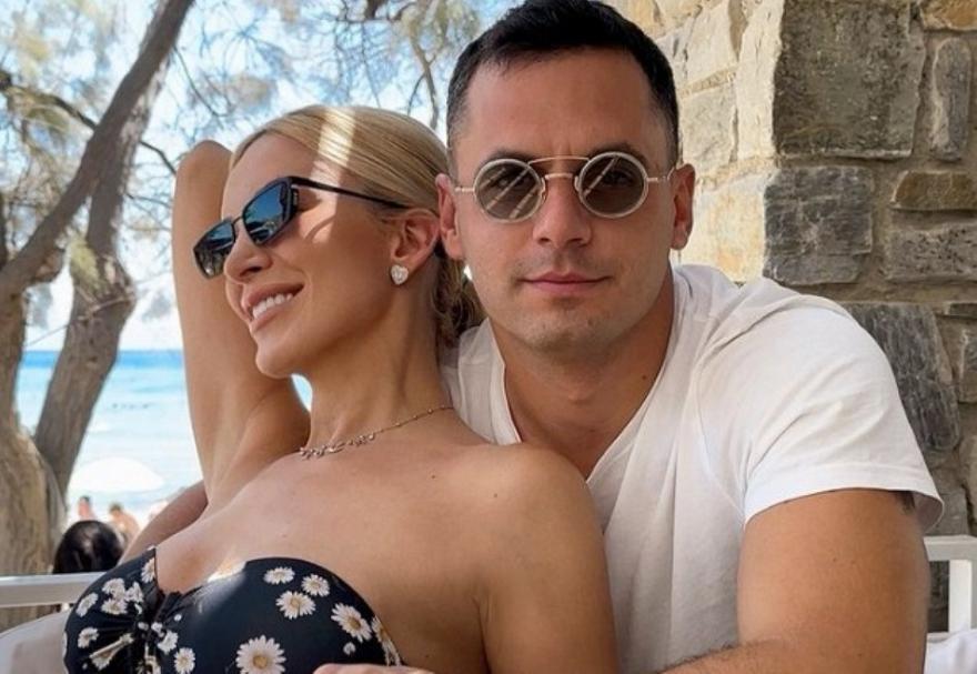 Κατερίνα Καινούργιου: Το απίθανο πανό για το μονόπετρο στο μαγαζί του Παναγιώτη της και το μήνυμα