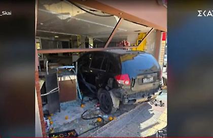 Αυτοκίνητο «μπούκαρε» σε κατάστημα στο Περιστέρι - Η ιδιοκτήτρια βρήκε το μαγαζί της γυαλιά καρφιά